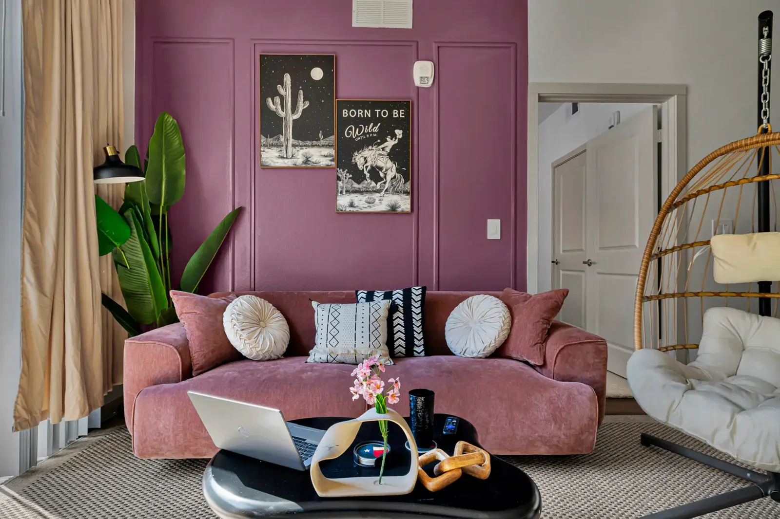 Living room with a velvet sofa and a hanging chair