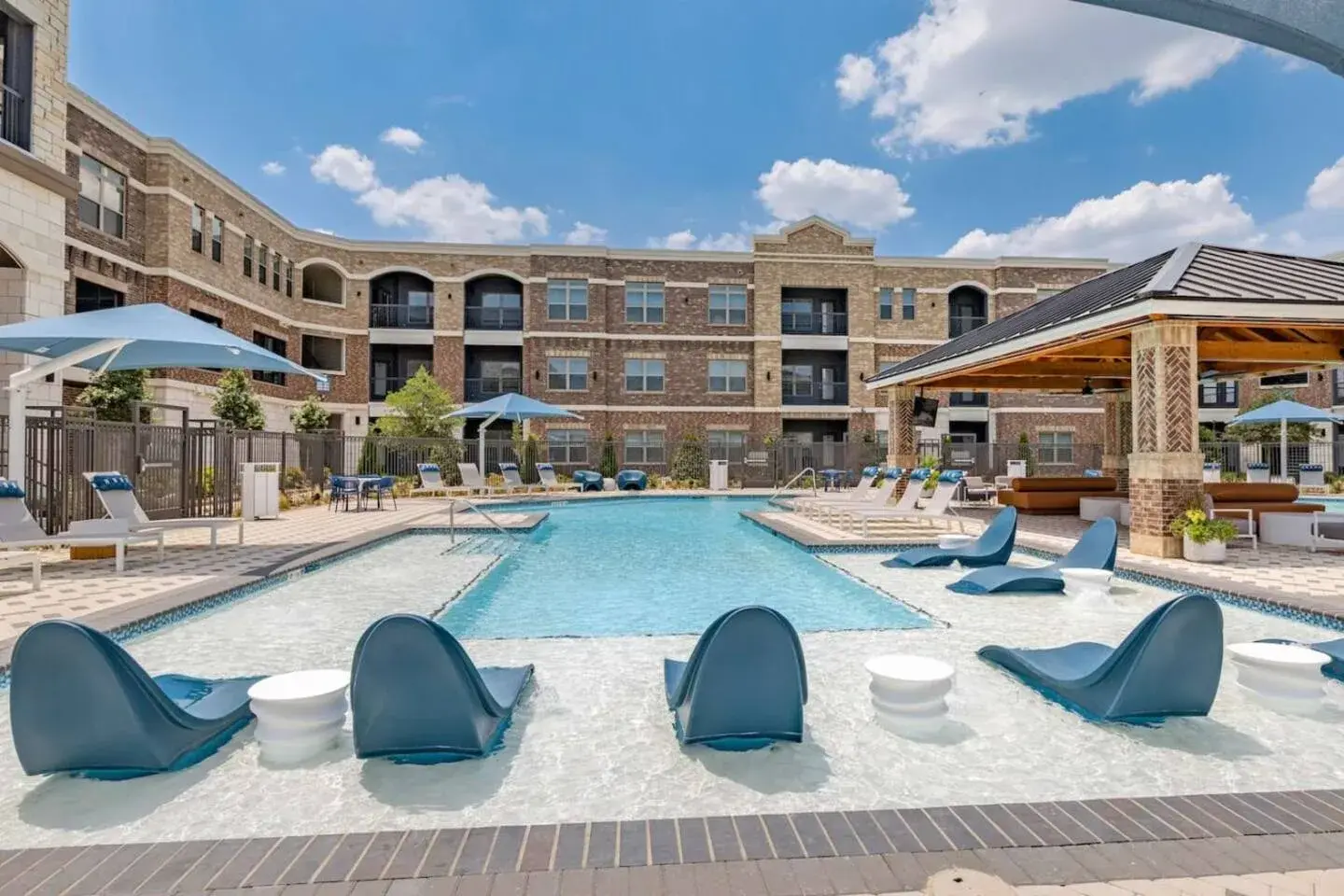 Resort-Style Suite Near Universal, photograph 24