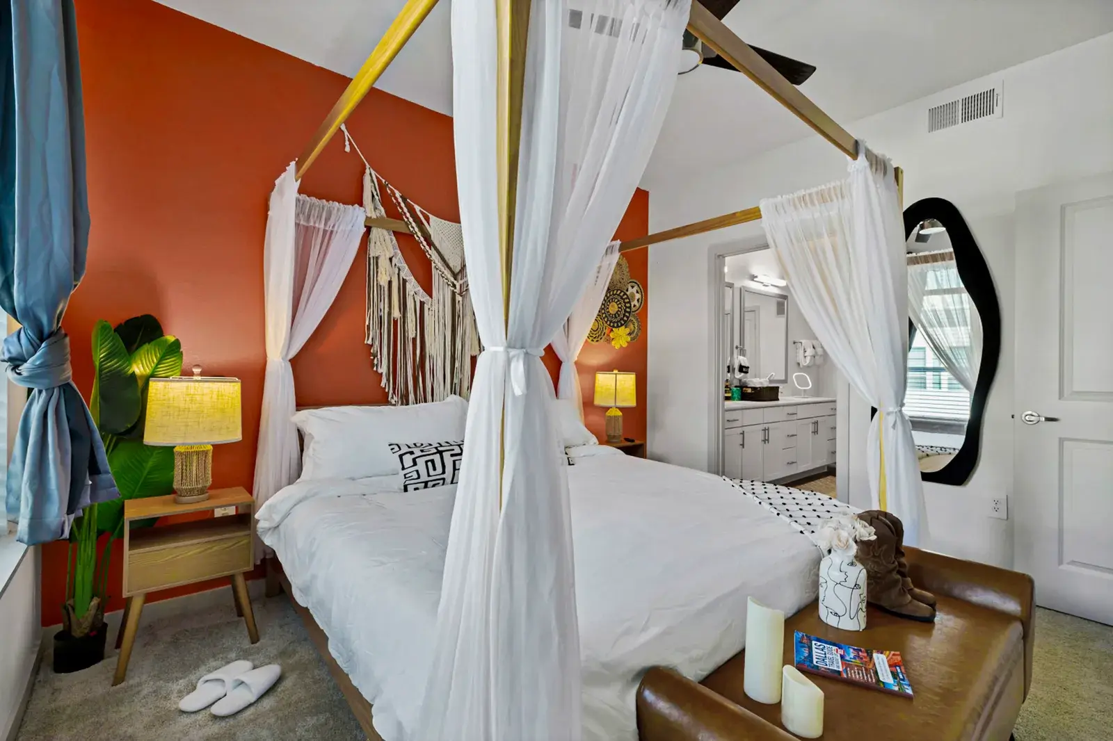 King bedroom with a canopy bed