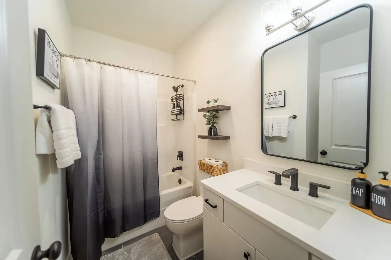 Stylish North Shore Townhouse, photograph 43